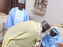 VISITE CHEZ LE KHALIFE DES MOURIDES CONDUISANT UNE DELEGATION AU NOM DU KHALIFE DE MEDINA BAYE CHEIKH MAHI IBRAHIMA NIASS